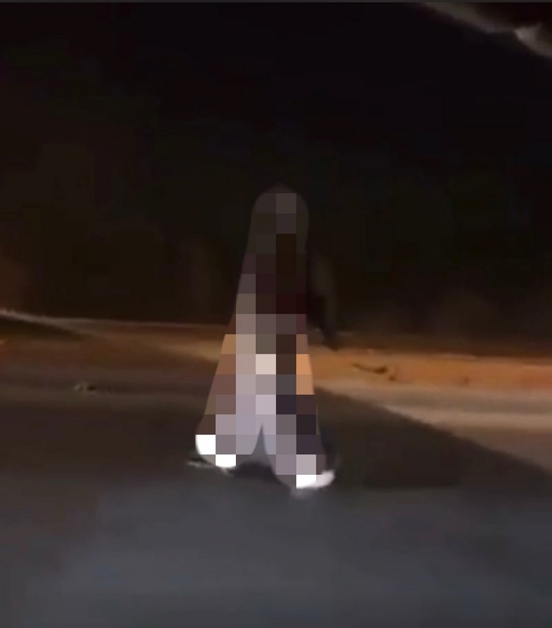 مصادر تكشف حقيقة وهوية الفتاة التي ظهرت بفيديو وهي تحمل سلاحًا أبيص