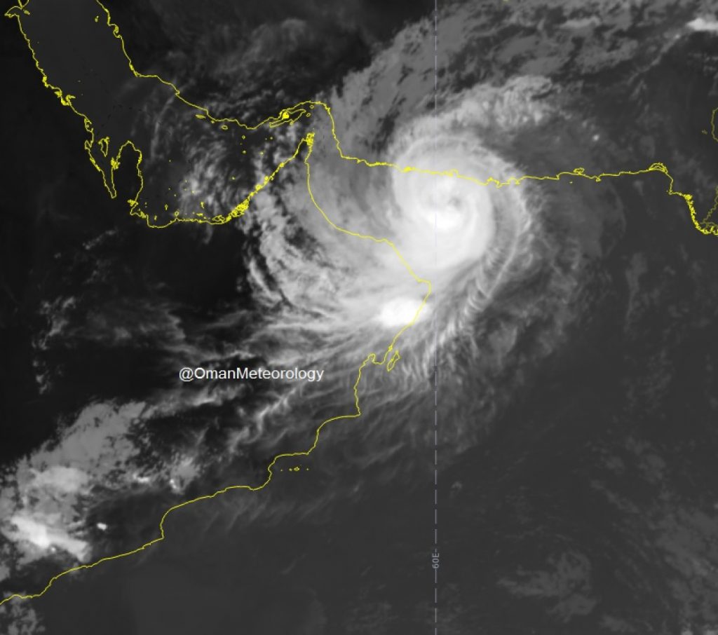 يبعد عن مسقط 80 كيلو.. هيئة الطيران العُماني تصدر التحذير رقم ٤ حول إعصار شاهين