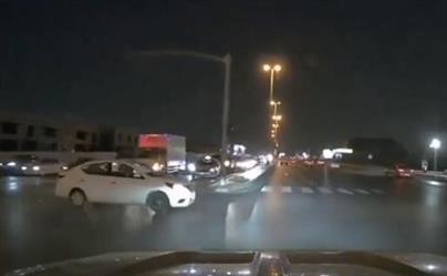 شاهد.. حـادث بين مركبتين بسبب قطع إحدهما إشارة مرورية في الرياض
