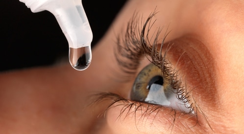 استشاري يوجه نصيحة هامة بشأن استخدام قطرة العين البديلة لنظارة القراءة (فيديو)