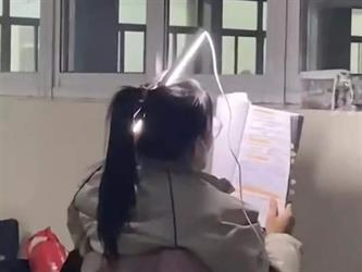 حقق 290 مليون مشاهدة.. فيديو طالبة صينية تربط مصباحًا في شعرها لتواصل دراستها