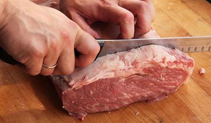 شيف يكشف عن مواد طبيعية يمكنها تطرية اللحم بدلاً من “البنادول” المحظور