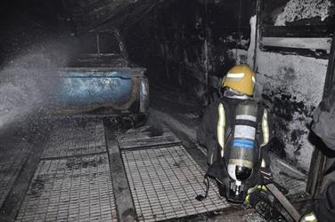 “الدفاع المدني” ينقذ حياة امرأة ويخمد حريقاً بإحدى ورش المنطقة الصناعية في تبوك