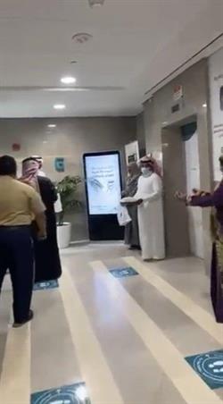 مصدر يوضح ملابسات فيديو ترحيب سيدة بوزير الموارد البشرية أثناء دخوله مبنى الوزارة