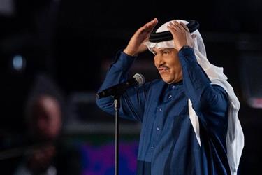 فيديو.. الفنان محمد عبده يغالب دموعه وينهي اللقاء خلال حديثه عن مسرحه بـ”البوليفارد”