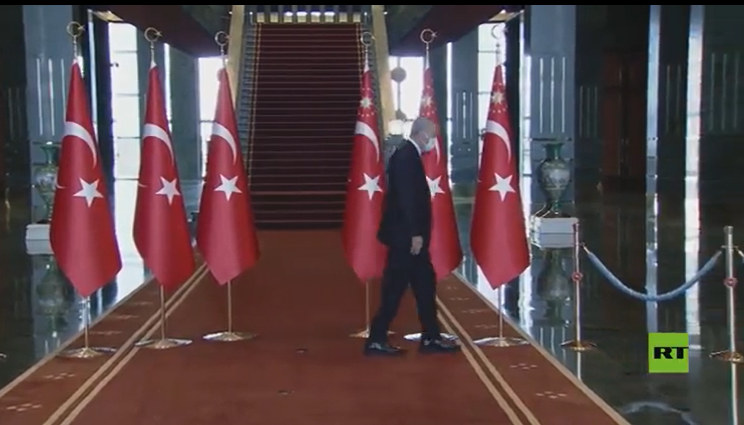 أردوغان يمشي بصعوبة خلال حضوره إحدى المناسبات.. والرئاسة تُعلق (فيديو)