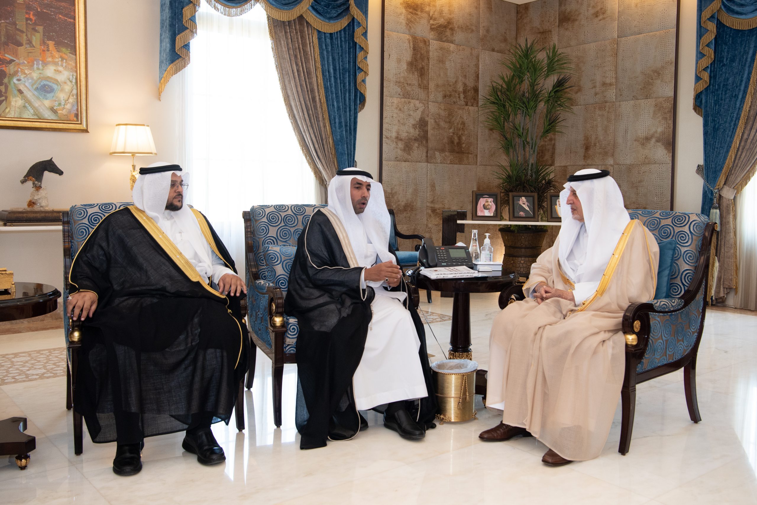 أمير مكة المكرمة يستقبل المشرف العام على فرع الجمعية التاريخية السعودية