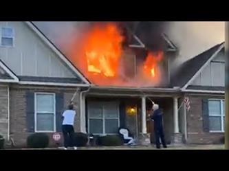 حريق يلتهم الطابق العلوي بأحد المنازل في ولاية كارولينا الجنوبية بأمريكا