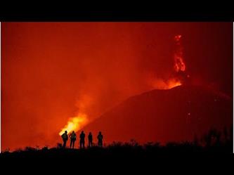 حمم بركان “لابالما” تتدفق بعد تشكل فوهة جديدة