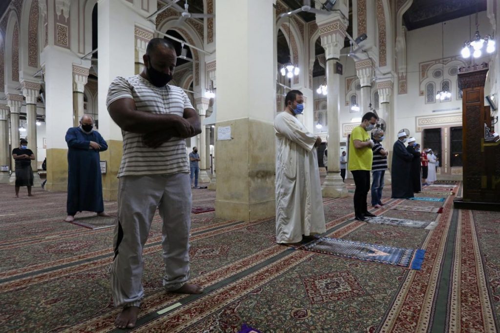 شاهد.. داعية مصري يعتدي على شخص أثار غضبه داخل المسجد