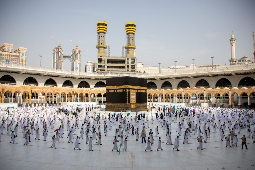 منظر مُبهر لقاصدي المسجد الحرام قبيل أداء صلاة الجمعة (فيديو)