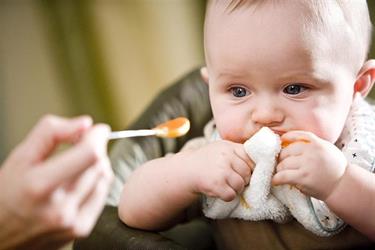 “الغذاء والدواء”: نصائح على الوالدين القيام بها للحفاظ على سلامة طفلهم المصاب بحساسية الطعام