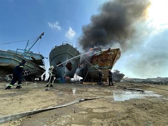 صور.. مدني جازان يخمد حريقا اندلع في قارب صيد