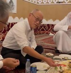 فيديو.. السفير الياباني يتناول "المفطح" في تبوك ويعلّم زميله كيفية "الضرب بالخمسة"