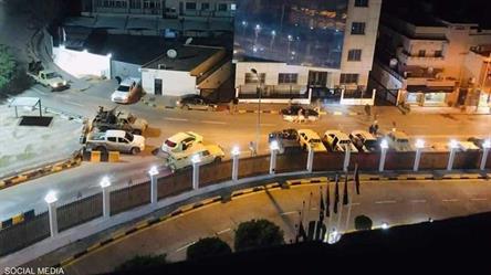 فيديو.. مسلحون يحاصرون مقر رئاسة الوزراء الليبية في طرابلس