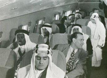 صورة نادرة للملك فهد على متن أول رحلة طيران داخلية للمؤسس قبل 75 عامًا
