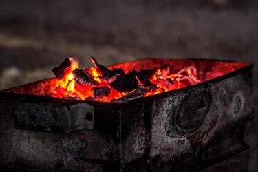 حـادثة أليمة.. وفاة أم عراقية وأبنائها الأربعة اختناقًا بسبب التدفئة بالفحم