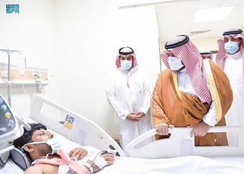 نائب أمير جازان يطمئن على صحة المصابين جراء سقوط المقذوف الحوثي على جازان (صور)