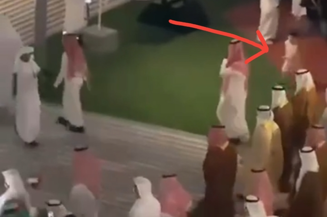 موقف إنساني من ‎#الأمير_محمد_بن_سلمان مع طفل صغير في ‎#اكسبو_دبي
