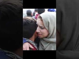 أم فلسطينية تبكي بحرقة وتواسي طفلها عقب هدم الصهاينة لمنزلهم