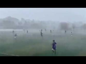 أمطار غزيرة تتسبب في وقف مباراة كرة قدم بمدينة اللاذقية السورية