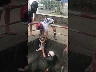 إنقاذ كلب من مجرى للصرف الصحي في الفلبين