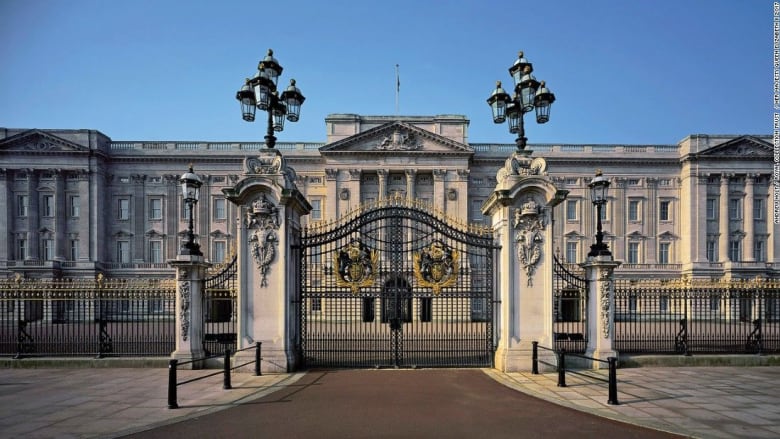 اشتباكات مسلحة أمام القصر الملكي في لندن