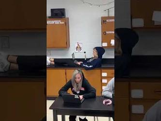 طالبة أمريكية تستخدم جهاز “اللابتوب” في أغرب مكان