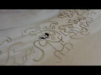 فنان يحوّل رمال شواطئ هونج كونج إلى لوحات عملاقة