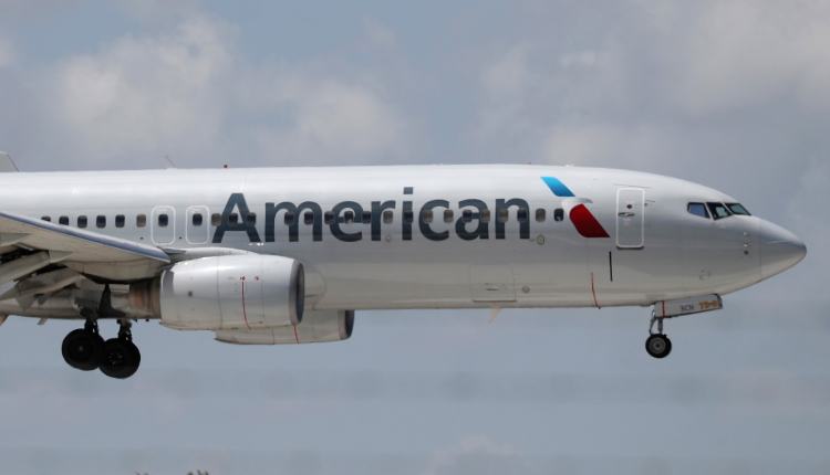 فيديو.. أمريكا تلغي مئات الرحلات الجوية بسبب ارتفاع الإصابات بـ “أوميكرون”