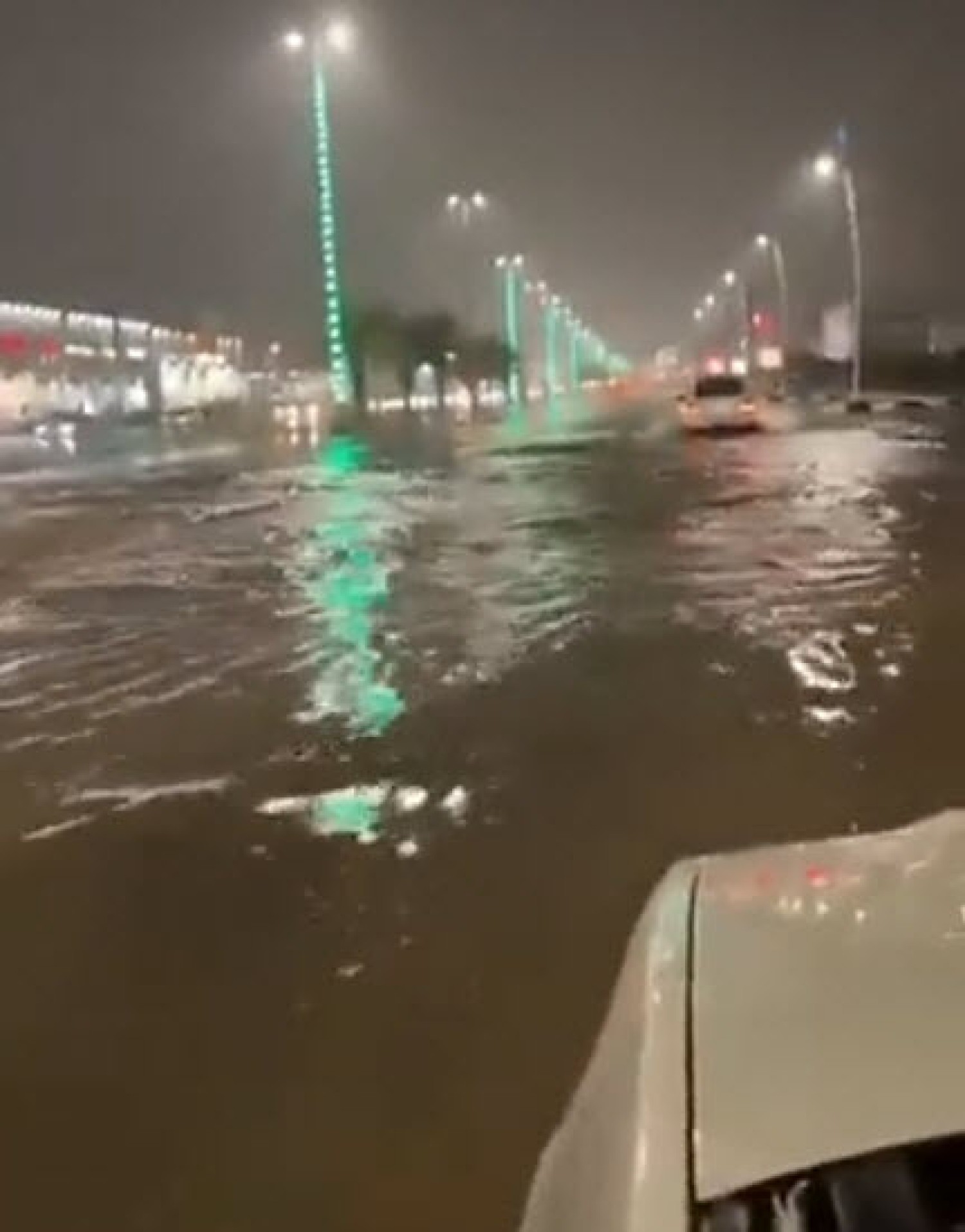 فيديو| شوارع حفر الباطن تتحول لبحيرات وبرك مياه بعد هطول أمطار غزيرة