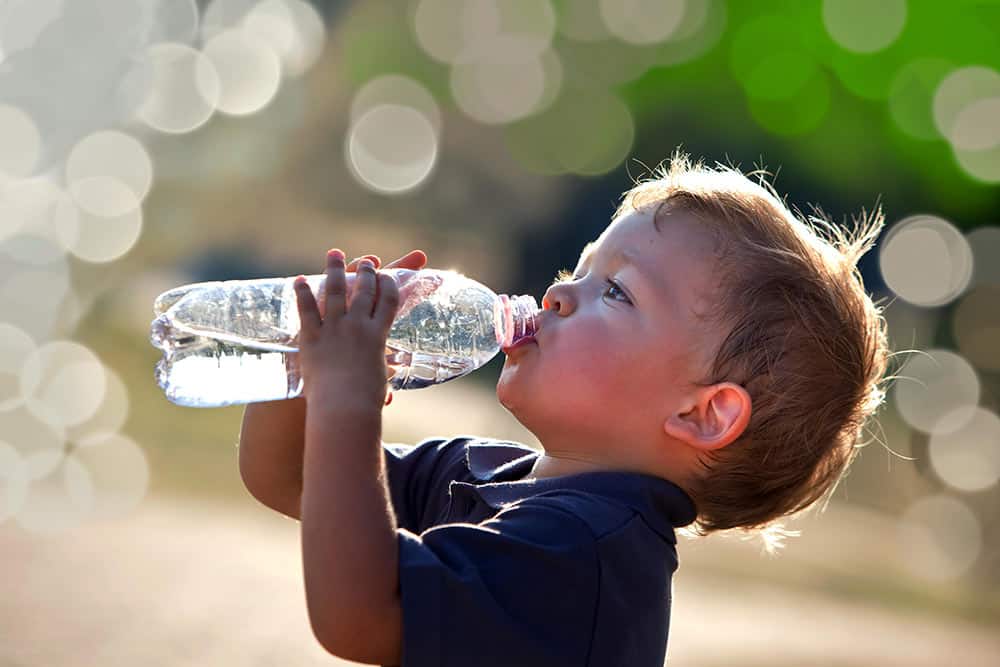 ماذا يحدث لجسمك إذا لم تتناول أي مشروب سوى الماء؟