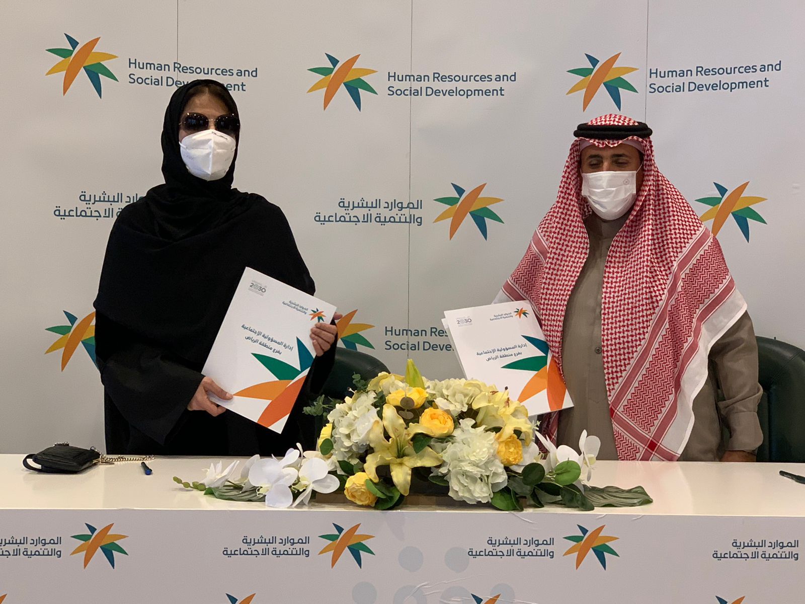 مدير عام الموارد البشرية بالرياض يوقع مذكرة اتفاقية مع الجمعية السعودية لمرضى الزهايمر.