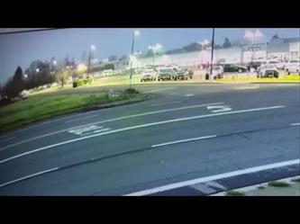 مشهد مرعب لسقوط طائرة في معرض سيارات بمدينة ميدفورد في أمريكا