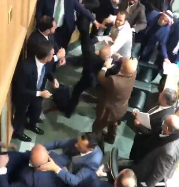 “نار وزيت واشتباكات بالأيدي” في مجلس النواب الأردني (فيديو)