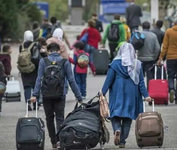 نتيجة استطلاع: نصف الشباب الإيرانيين يميلون إلى الهجرة
