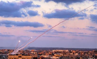 سقوط صاروخين أطلقا من غزة باتجاه تل أبيب في البحر