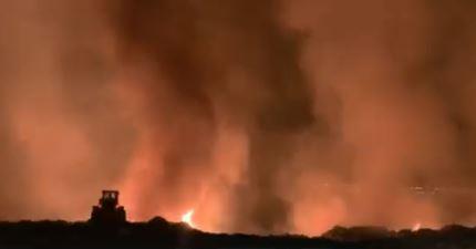 اندلاع حريق وسط محرقة في أبها.. والدفاع المدني يحاول السيطرة (فيديو)