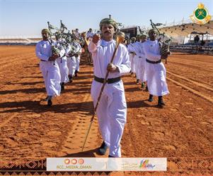 شاهد.. “الهجانة السُّلطانية العمانية” تقدِّم عروضاً متنوعة في مهرجان الملك عبدالعزيز للإبل