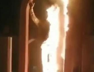 “مجهولون” يضرمون النار بتمثال لسليماني في إيران (فيديو)