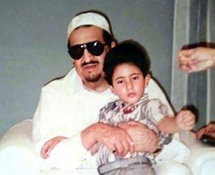 صورة عفوية للملك فهد وهو يحتضن الأمير فهد بن منصور بن ناصر في صغره