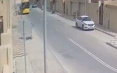 فيديو.. طفلة تنجو من الموت إثر اصطدامها بسيارة بعد نزولها من الحافلة المدرسية بأحد شوارع الجبيل