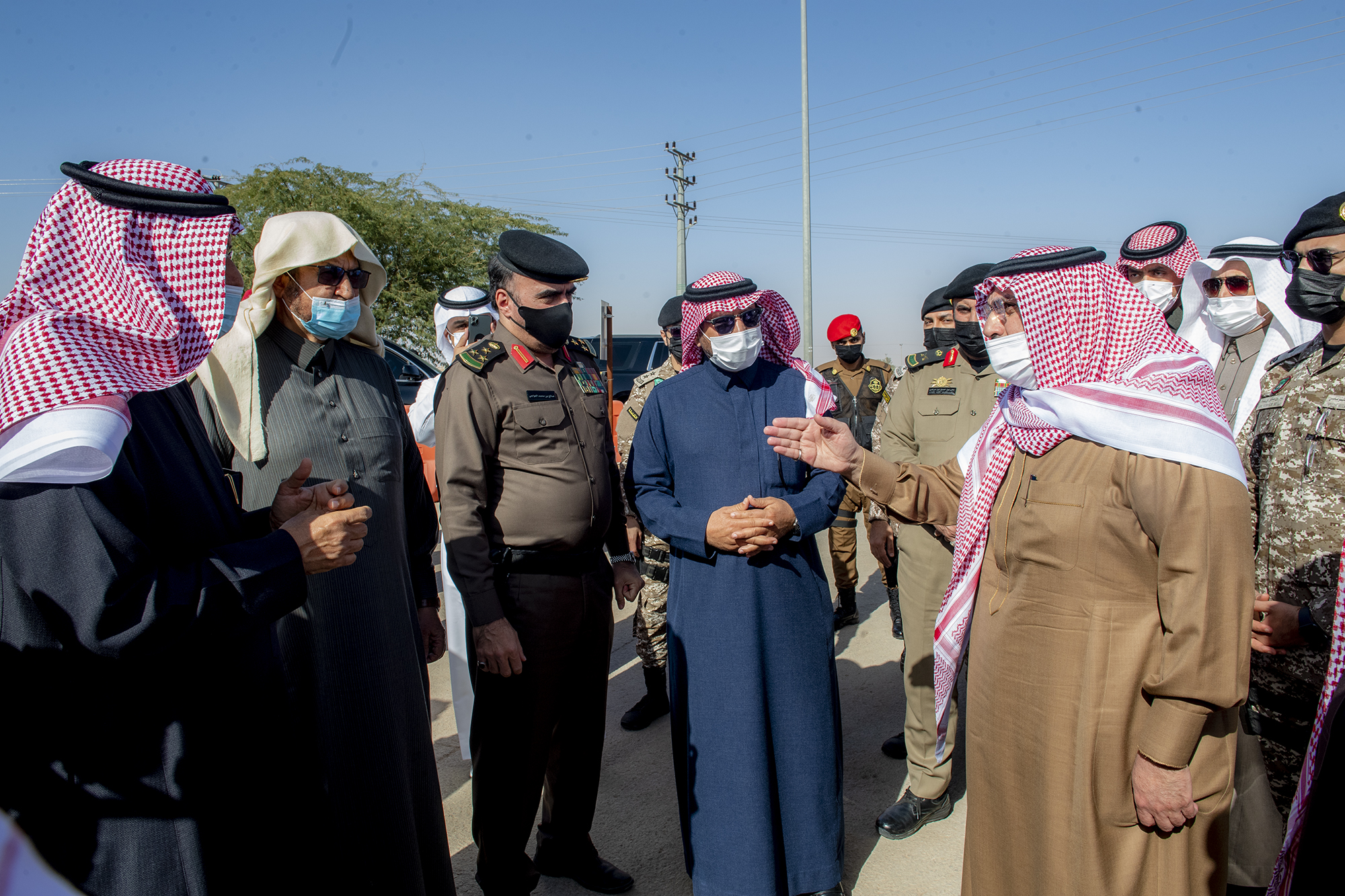أمير القصيم يقف على إمتداد طريق الملك عبدالله بمدينة بريدة من جهة الجنوب
