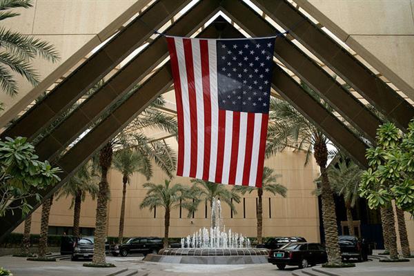 السفارة الأمريكية بالرياض تعفي من تجاوز 50 عامًا من مقابلة تجديد التأشيرة