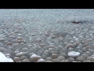 تكوّن كرات ثلجية غريبة الشكل في مياه ميتشجان بالولايات المتحدة