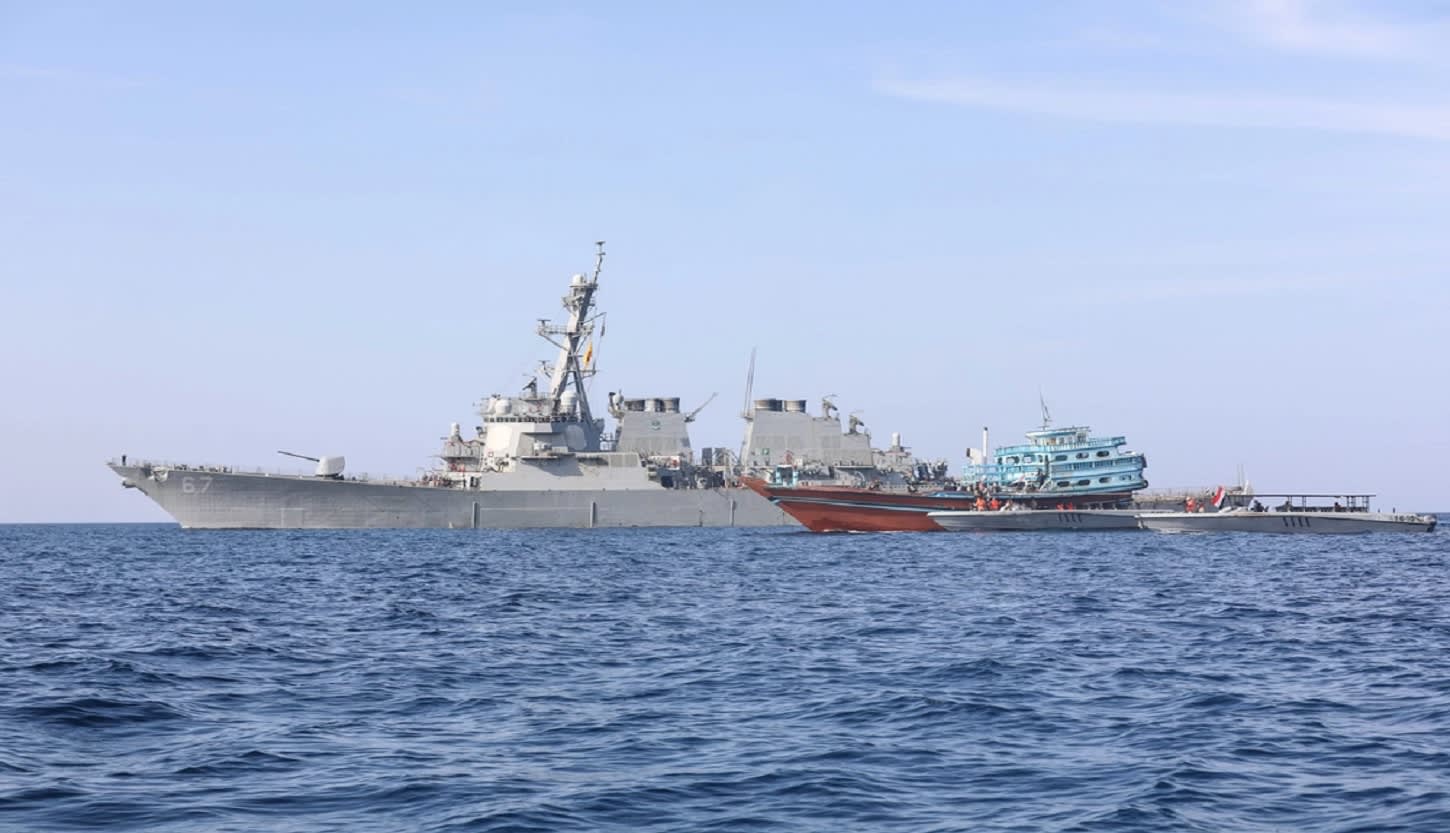 في يوم واحد.. البحرية الأمريكية والبريطانية تصادر شحنات أسلحة ومخدرات إيرانية في خليج عمان