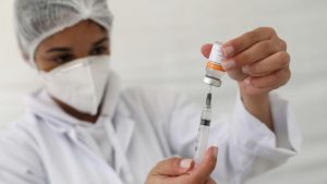 مختص: شركات اللقاح تتمنى لو استمر الوباء للأبد (فيديو)