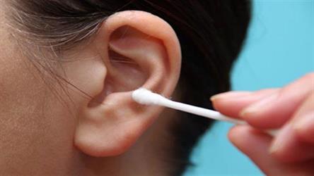 حذر من الأعواد القطنية.. أخصائي يوجه عدة نصائح للحفاظ على صحة السمع والأذن