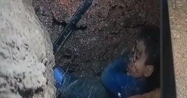 “إنقاذ ريان”.. تزويد الطفل بالأكسجين والماء داخل البئر وعمال الإنقاذ يواجهون خطر الإغماء
