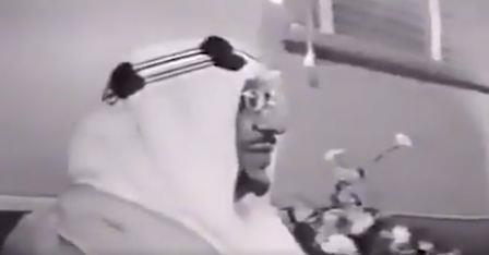 فيديو تاريخي للملكين فيصل وفهد يؤديان القسم كوزيرين أمام الملك سعود